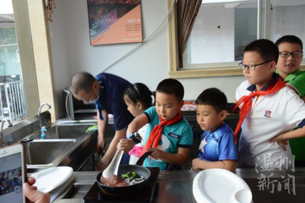 品味百业生 龙湾红领巾创业体验华轮食品站自