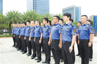 综合行政执法队伍 统一换新装 - 龙湾新闻网