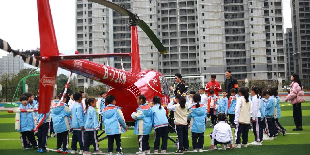 70��ר�ҡ���硱���Σ�������Сѧ���롰��ѧ��У����