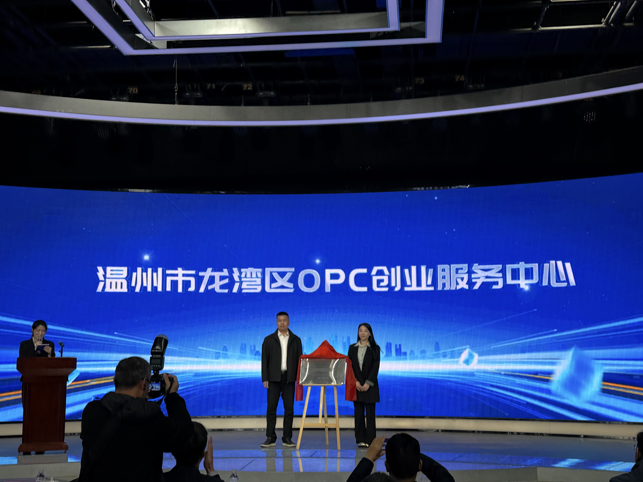 ������OPC��ҵ�������ĳ�������һ�˹�˾������ר�����ϻ��ˡ�